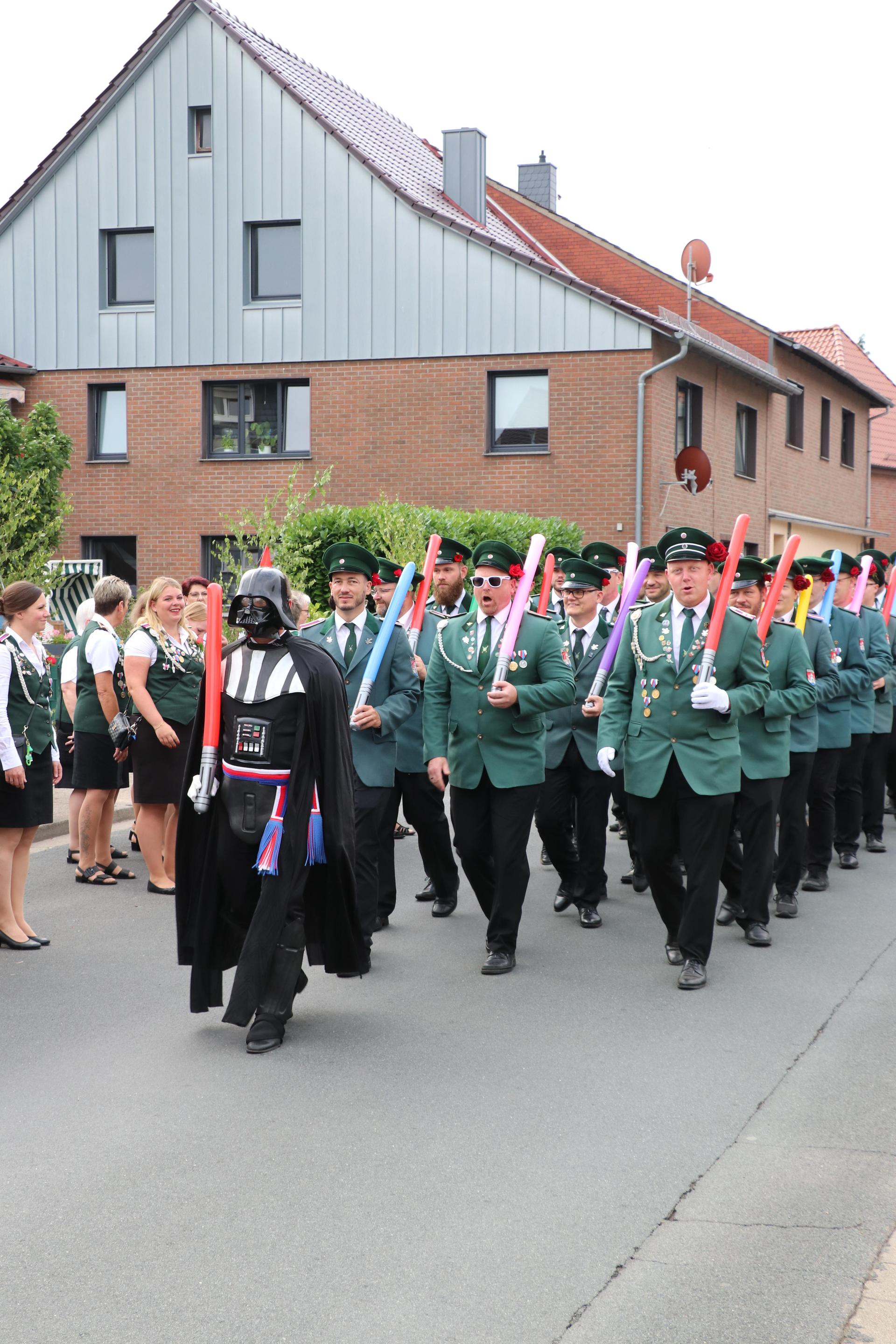 Zapfenstreicher-Leutnant Andy Schmidt als „Darth Vader“. (Foto: gi)