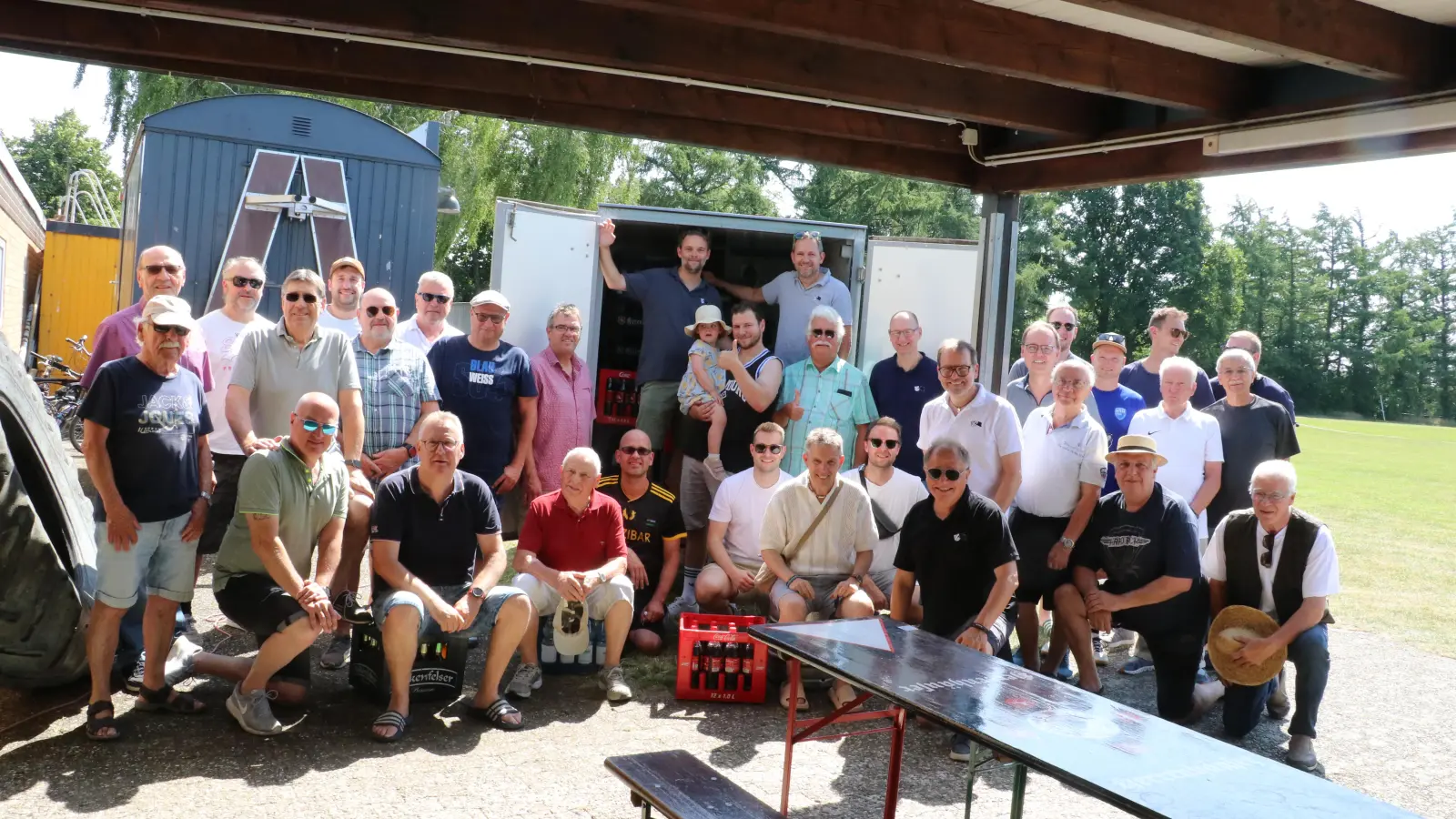 Der Proviant ist ausgeladen, es kann mit dem Pokalschießen losgehen.  (Foto: gi)