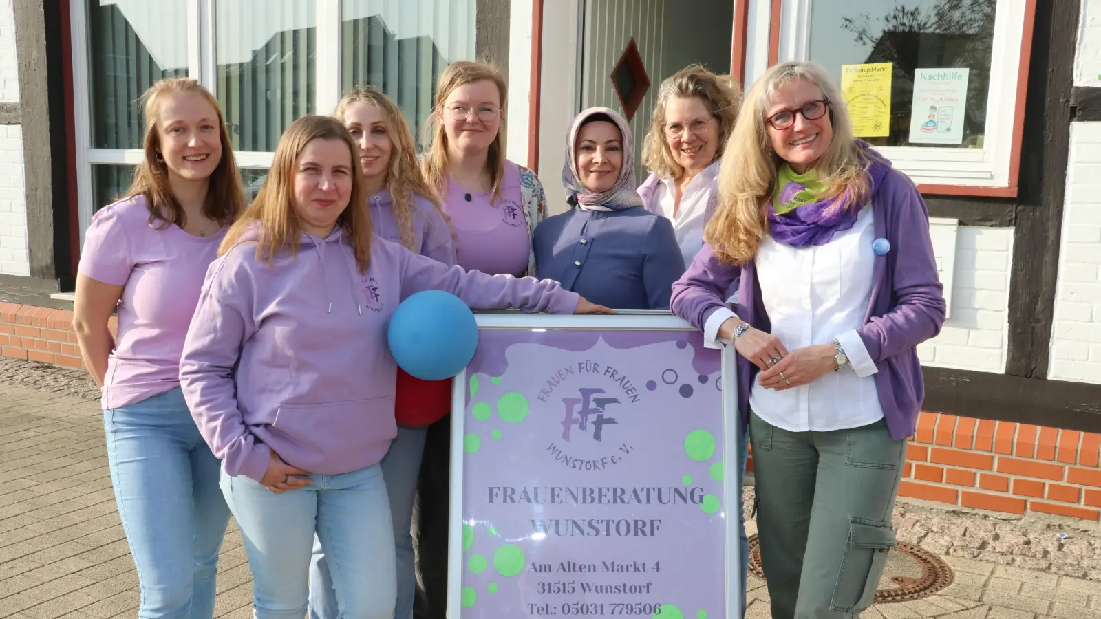 Beim Tag der offenen Tür (v.li.): Saskia Bade, Olga Dybal, Svitlana Hoffmann, Svenja Becker, Ayse Horasan, Gaby Jellen und Sonja Schmidt. (Foto: gi)
