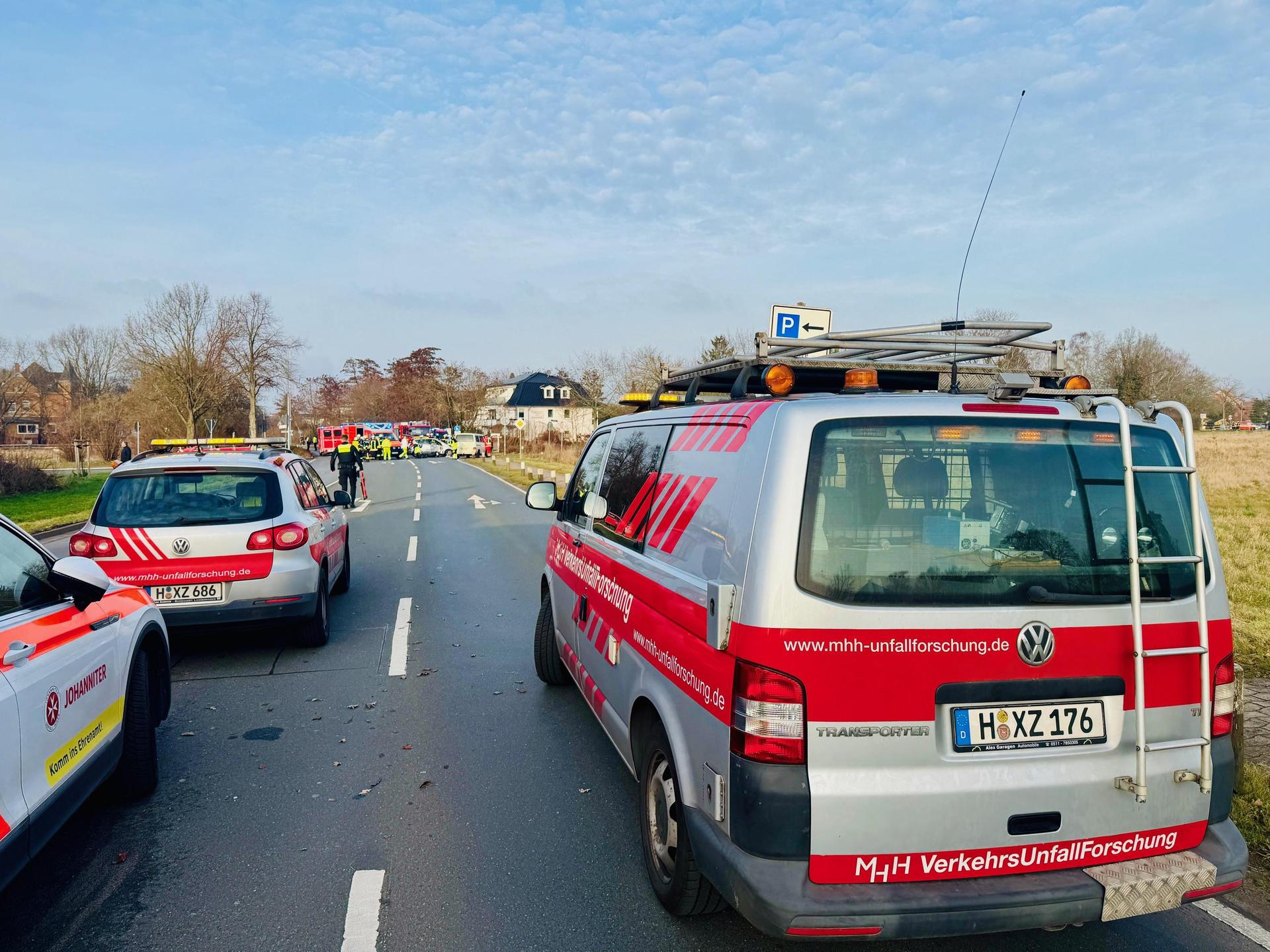 An der Unfallstelle: Die Rettungskräfte im Einsatz (Foto: Feuerwehr)