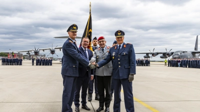 Hand drauf (v.li.): Generalleutnant Holger Neumann, Verteidigungsminister Boris Pistorius, Generalinspekteur Carsten Breuer und Generalleutnant Ingo Gerhartz. (Foto: Francis Hildemann)