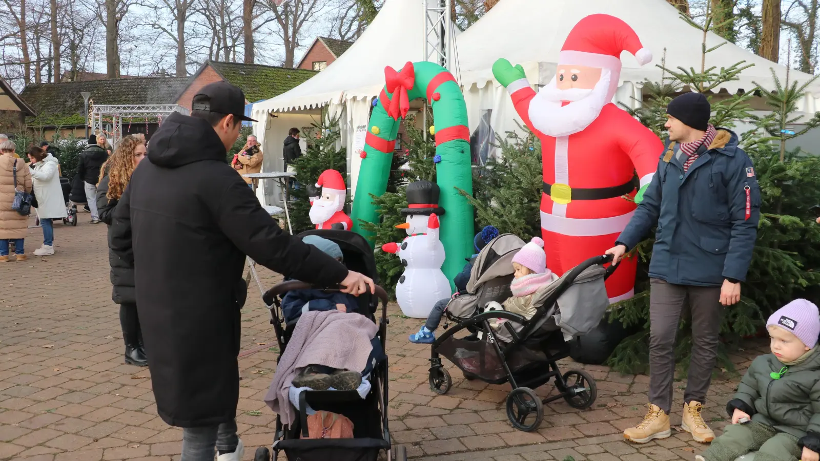 Viel Betrieb am dritten Adventswochenende: Der Weihnachtsmarkt im Scheunenviertel.  (Foto: gi)