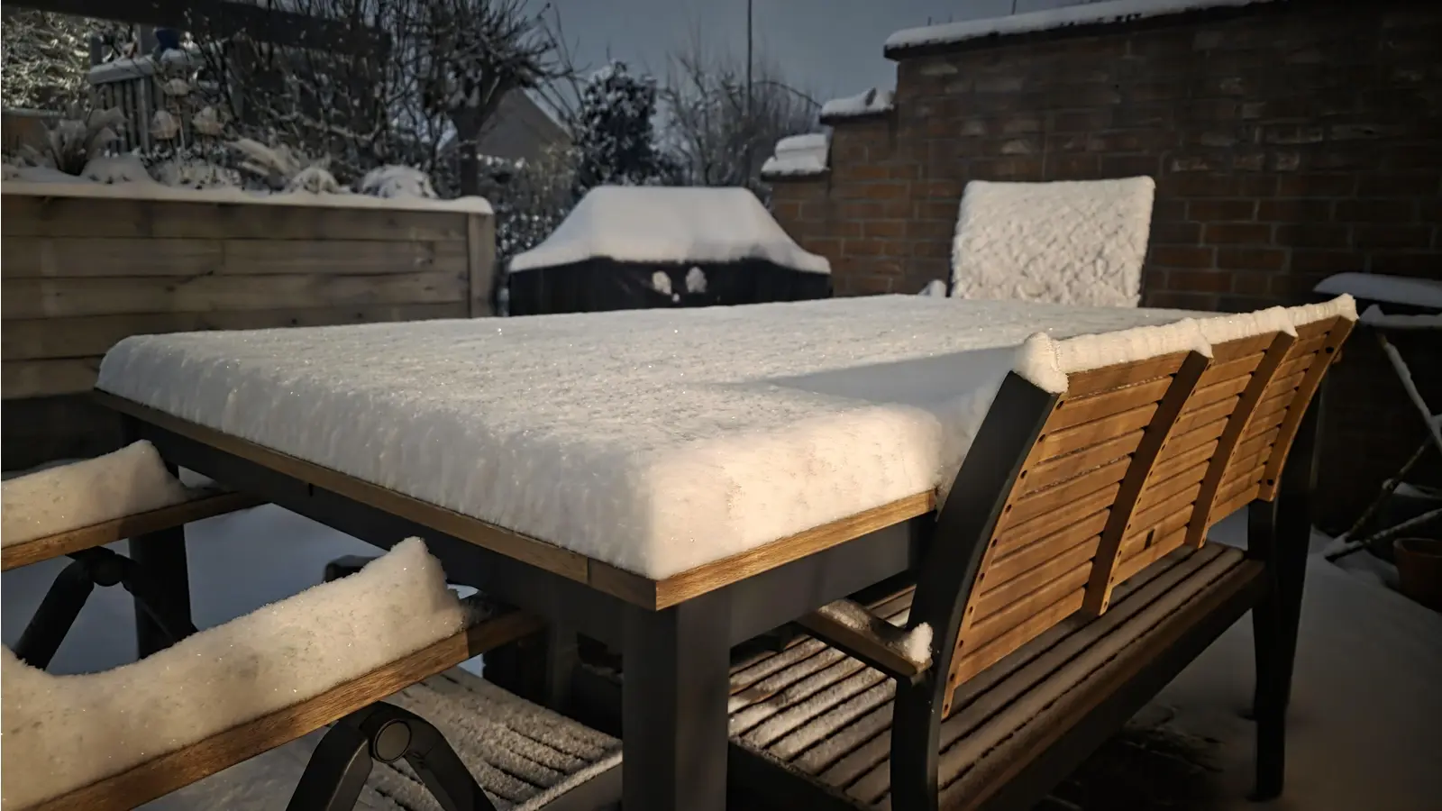 Weiße Pracht: In der Nacht auf Montag sind einige Zentimeter Neuschnee gefallen. (Foto: tau)