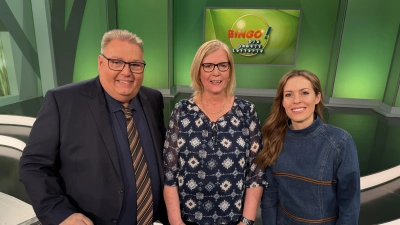 Nach der Live-Sendung (v.li.): Michael Thürnau, Gewinnerin Heike und Jule Gölsdorf.  (Foto: Carina Niemeyer)