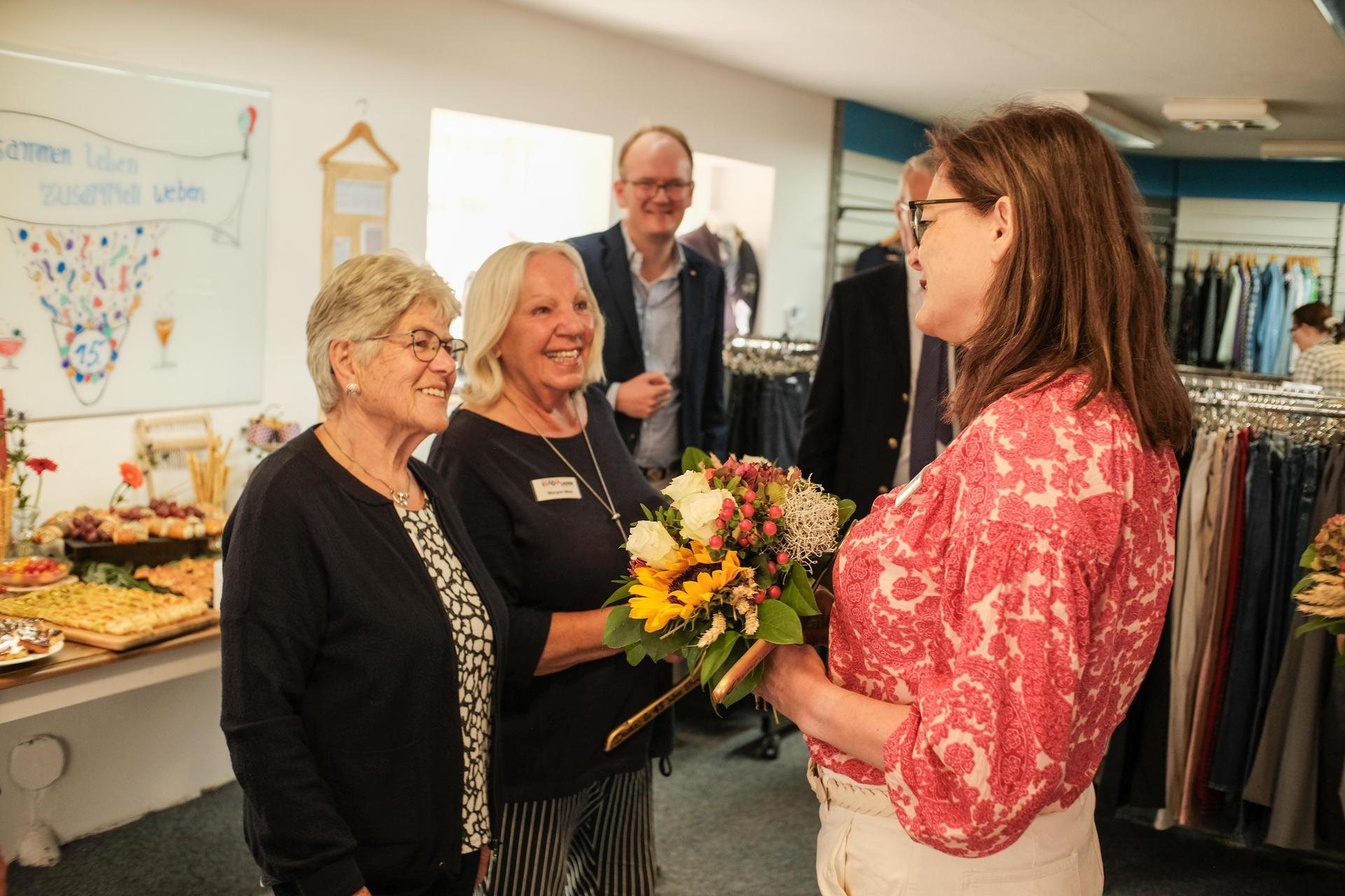 Geehrt: Sandra Heuer, Geschäftsführerin des Diakonieverbandes, bedankt sich bei Ehrenamtlichen. (Foto: Mirko Bartels)