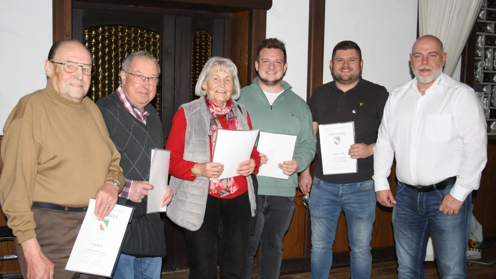 Die Geehrten (v.li.): Fritz Bock, Rolf Seehausen, Lieselotte Bremer, Manuel Frank, Torben Grobe und Olaf Freytag. (Foto: privat)