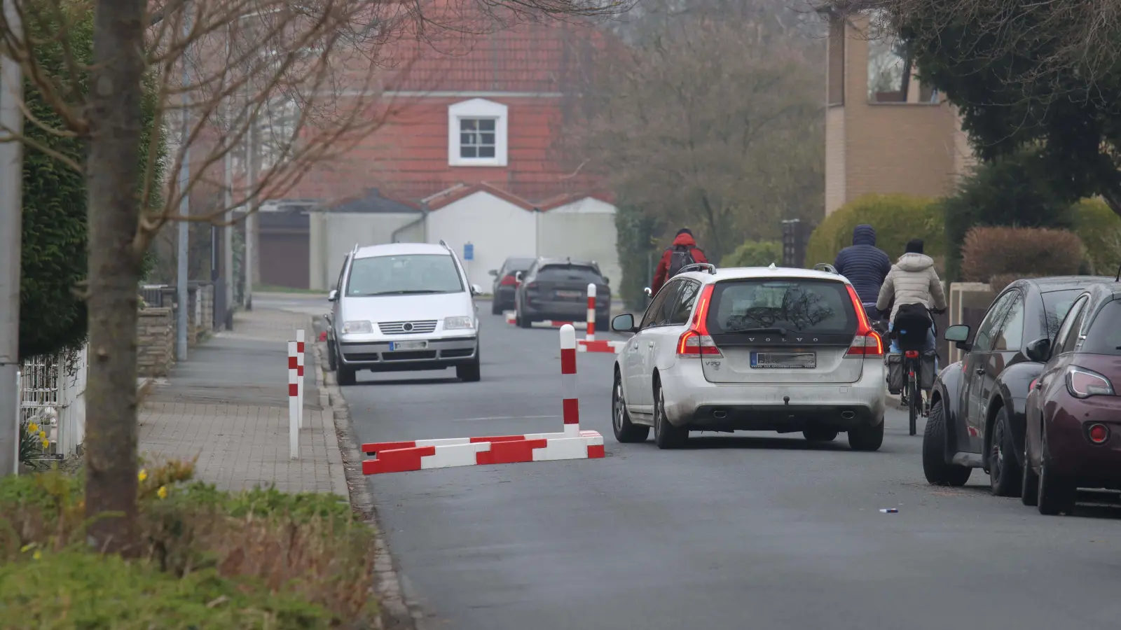 Straßenraum eingeengt: Provisorische Verkehrsinseln müssen jetzt umfahren werden. (Foto: tau)