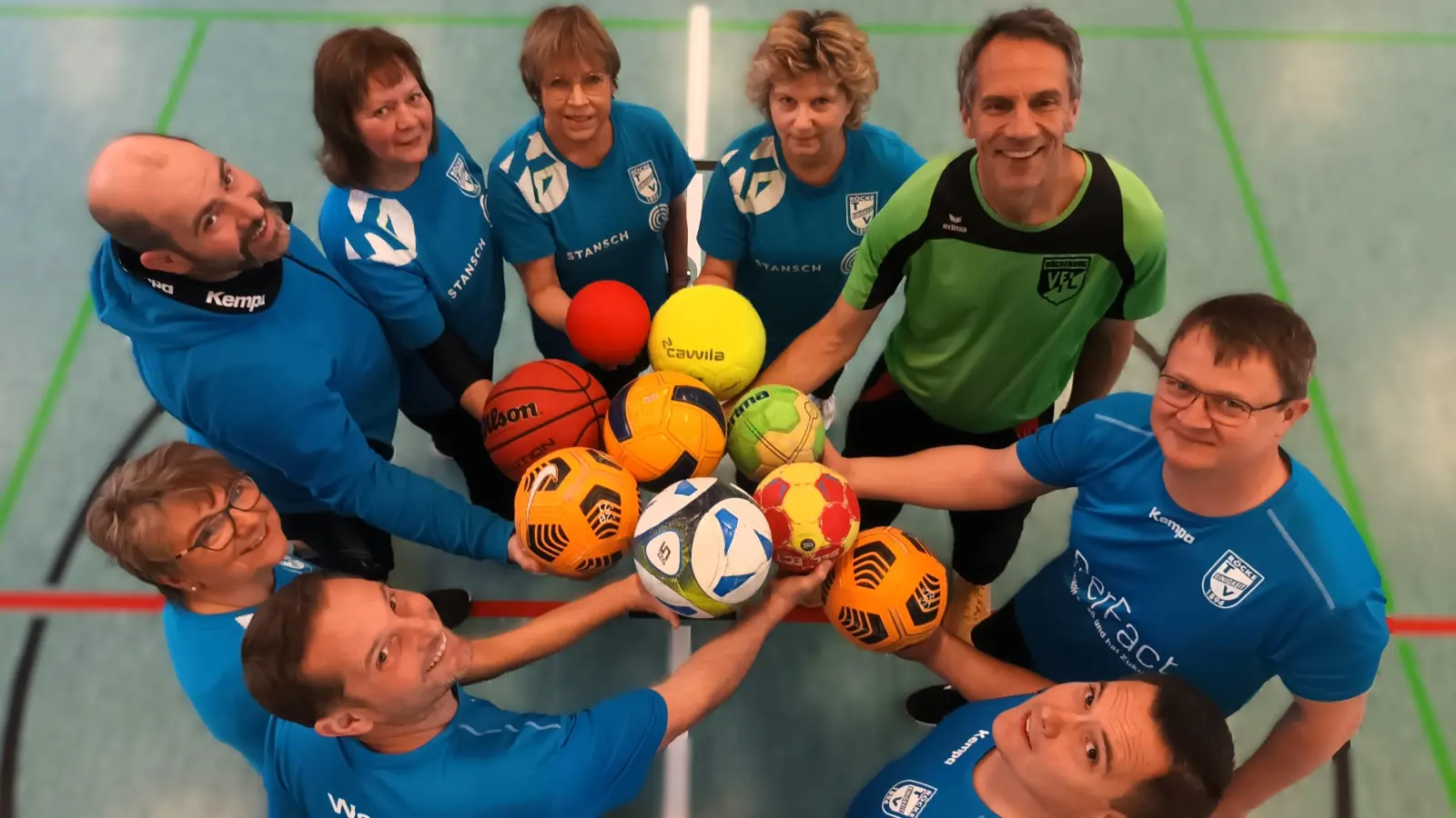 Packen alle mit an: Doris Springer (li.) und Jobst von Palombini (re. oben) mit TVE-Sportlern aus den Bereichen Gymnastik, Handball und Jedermann. Auch die Turner schicken Helfer zum Schlossparklauf. (Foto: nd)