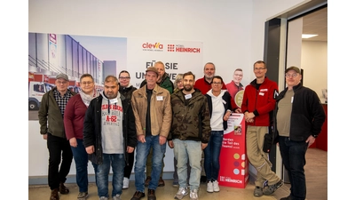 Die beiden Fachkräfte für berufliche Inklusion Frauke Lohmann (2. v. li.) und Andre Urbansky (re.) begleiteten die Mitarbeitenden der Werkstätten. Bei Möbel Heinrich kümmerten sich Personalreferentin Maren Böhlke (3. v. re.), Andreas Geiger (2. v. re.) und Jürgen Schößler (4. V. re.), Leiter der Azubiwerkstatt, um die Gäste. (Foto: privat)