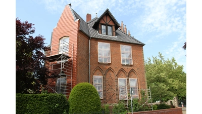 Historische Eichenholzfenster in der denkmalgeschützten „Villa von Strauß” werden restauriert. (Foto: bb)