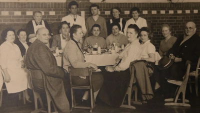 1959 organisiert das DRK den ersten Blutspende-Termin in Rodenberg, das alte Foto zeigt das damalige Betreuungsteam. (Foto: privat)