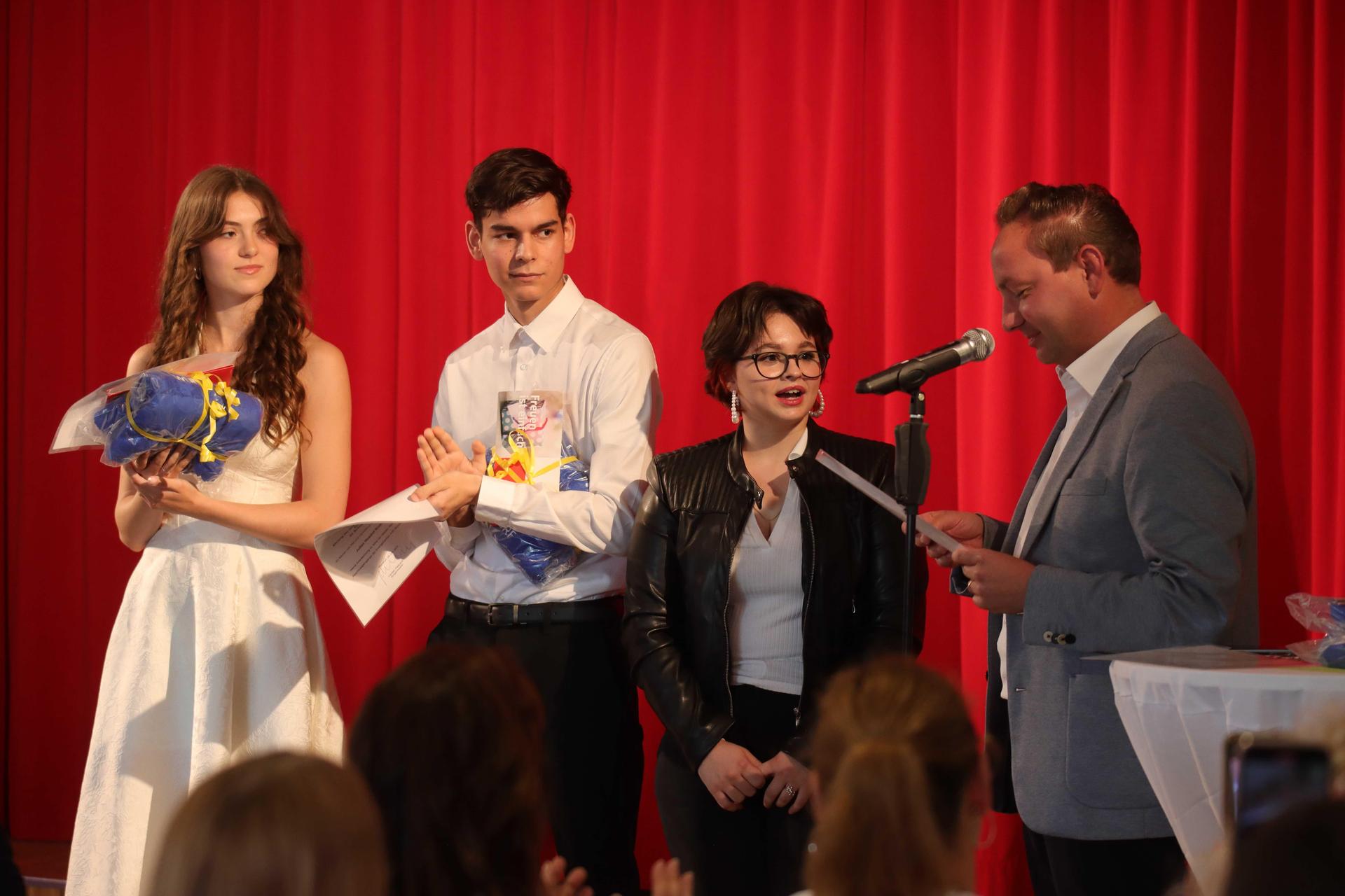 Wunstorfs stellvertretender Bürgermeister Martin Pavel würdigt im Namen der Stadt besondere Leistungen (v.li.): Alba Witte Medina, Julian Howind Rodriguez und Jeanette Querfurt-Bauta. (Foto: tau)