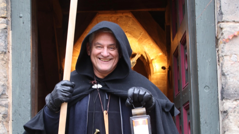 Nachtwächter Dieter Kohser lädt zum nächtlichen Rundgang ein.  (Foto: gi)