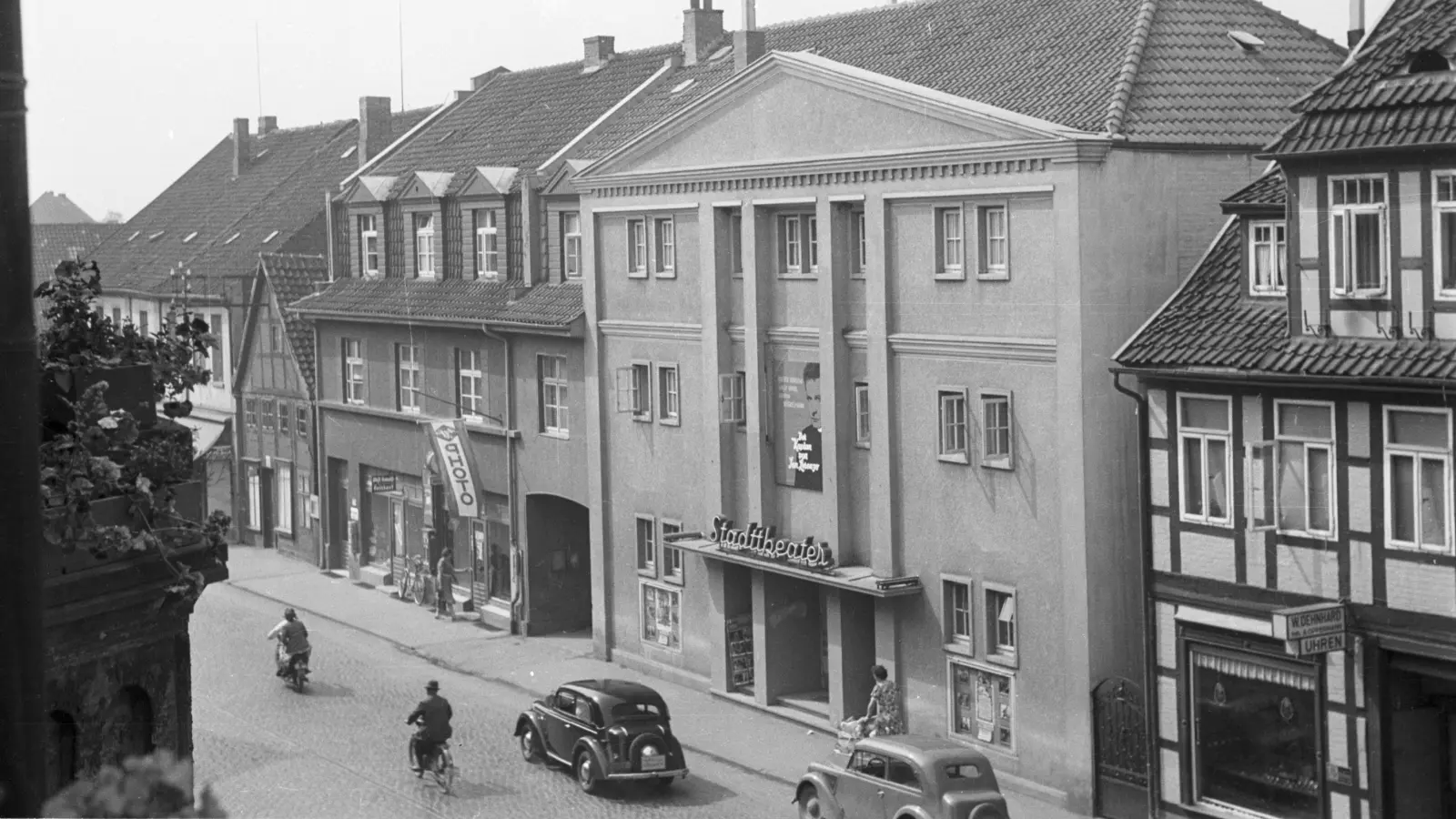 Aus dem Stadtarchiv: Eine Fotografie des Stadttheaters vom 10. Juni 1953. (Foto: Boedtger/Stadtarchiv)