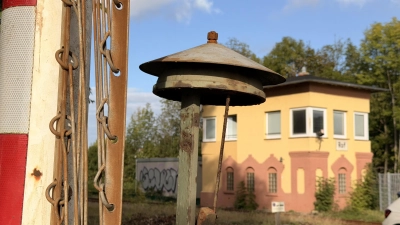 Wenn die Glocke läutet, kann es lange dauern, denn im mechanischen Stellwerk der Deutschen Bahn sowohl an der Mindener Straße als auch an der Stoevesandtstraße müssen die Fahrdienstleiter noch die Schranken und Signale per Hand und Seilzug steuern.  (Foto: ste)