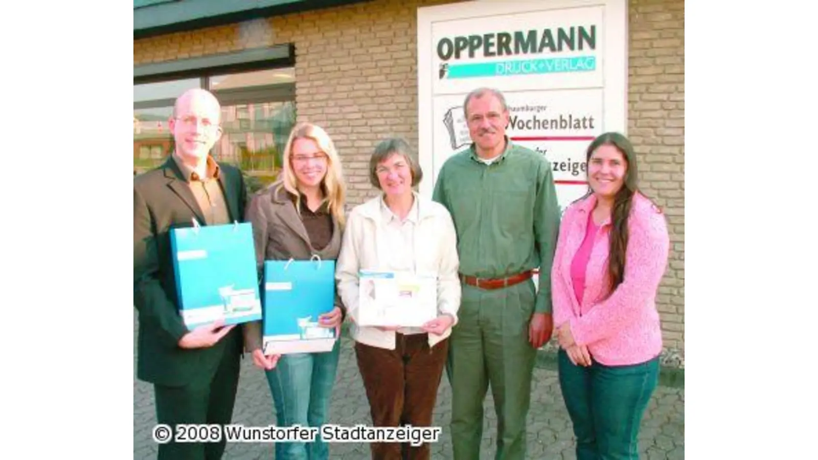 Verlag Heinz Heise überreicht Reisegutscheine (Foto: mk)