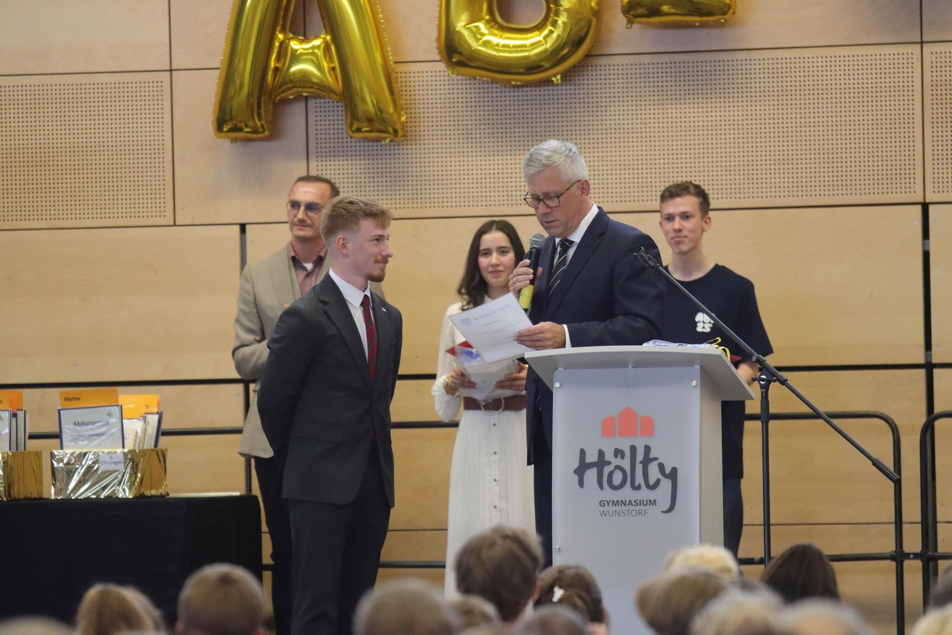 Wird von Bürgermeister Carsten Piellusch ausgezeichnet: Phillip Robert Nülle. (Foto: tau)