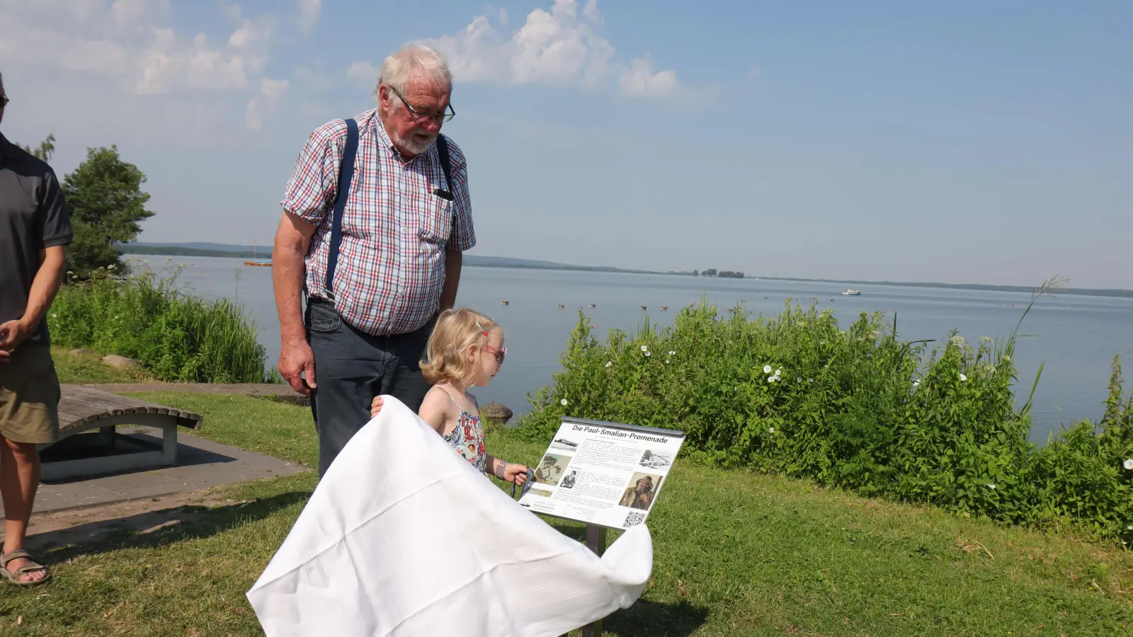 An der Paul-Smalian-Promenade: Urenkelin Sofie enthüllt die Informationstafel am Ratskellergelände. (Foto: tau)