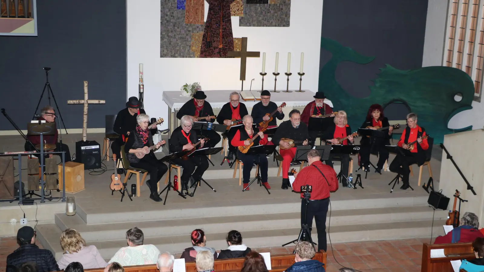 Viel Beifall für das Konzert der Wunstorfer Ukulele-Gruppe.  (Foto: gi)