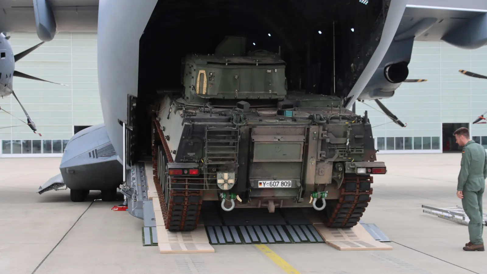 Ein Puma wird in den „Bauch“ eines A400M verladen.  (Foto: Bundeswehr)