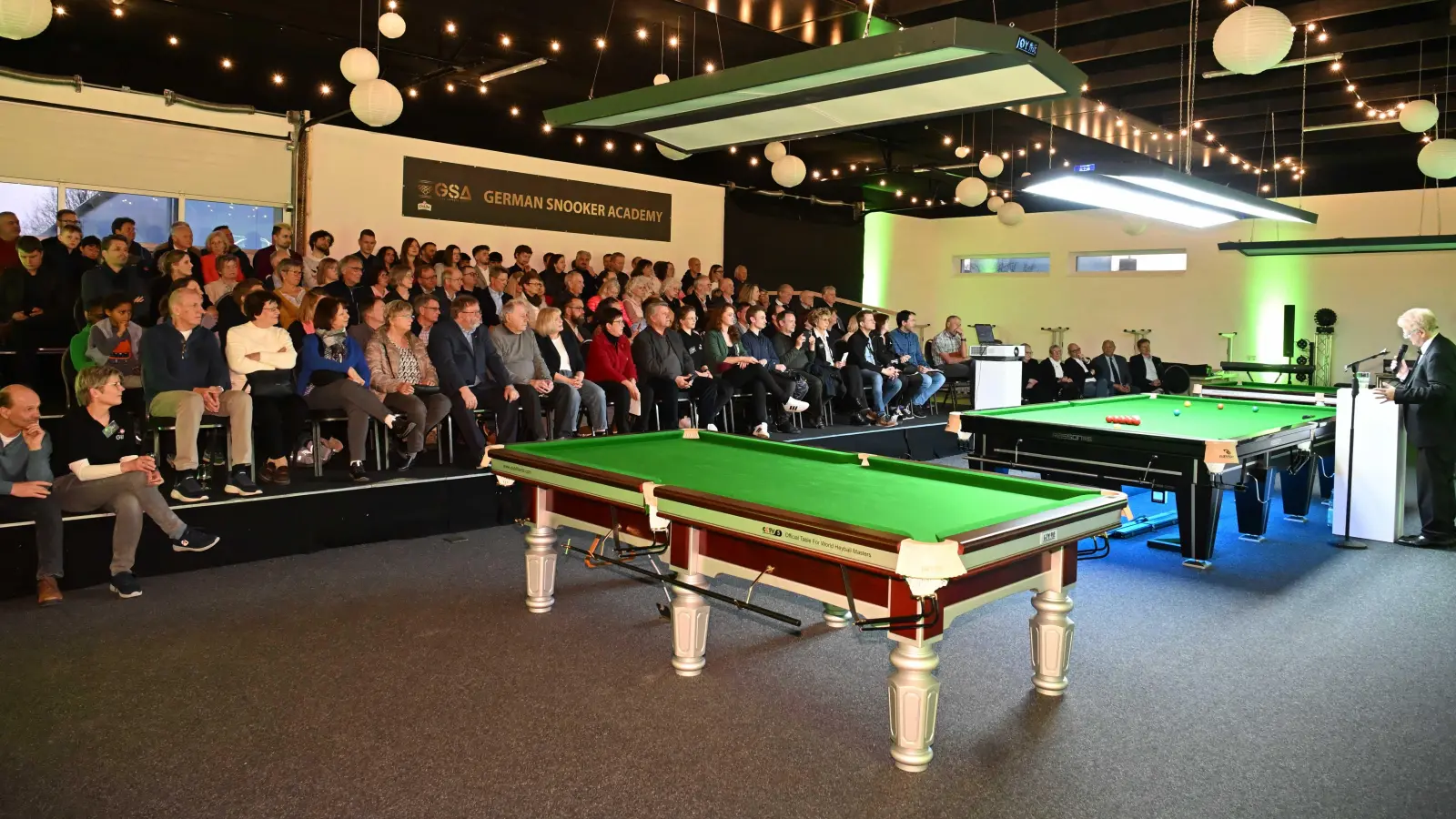 Im Arenabereich: Andreas Frede (re.) bei der Ansprache vor den Gästen. (Foto: privat)