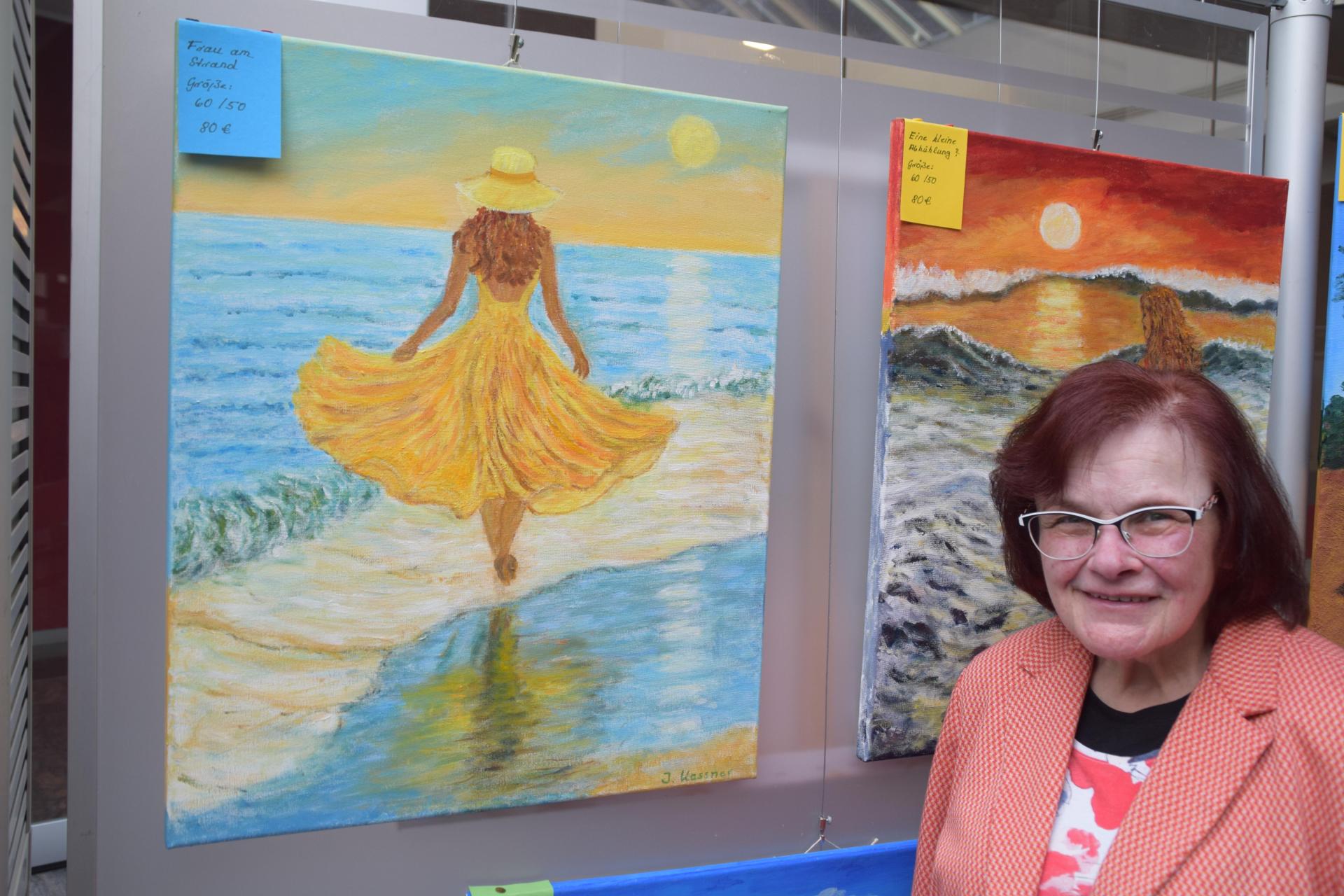 Die Künstlerin neben ihrem Lieblingsbild „Frau am Strand”. (Foto: ab)