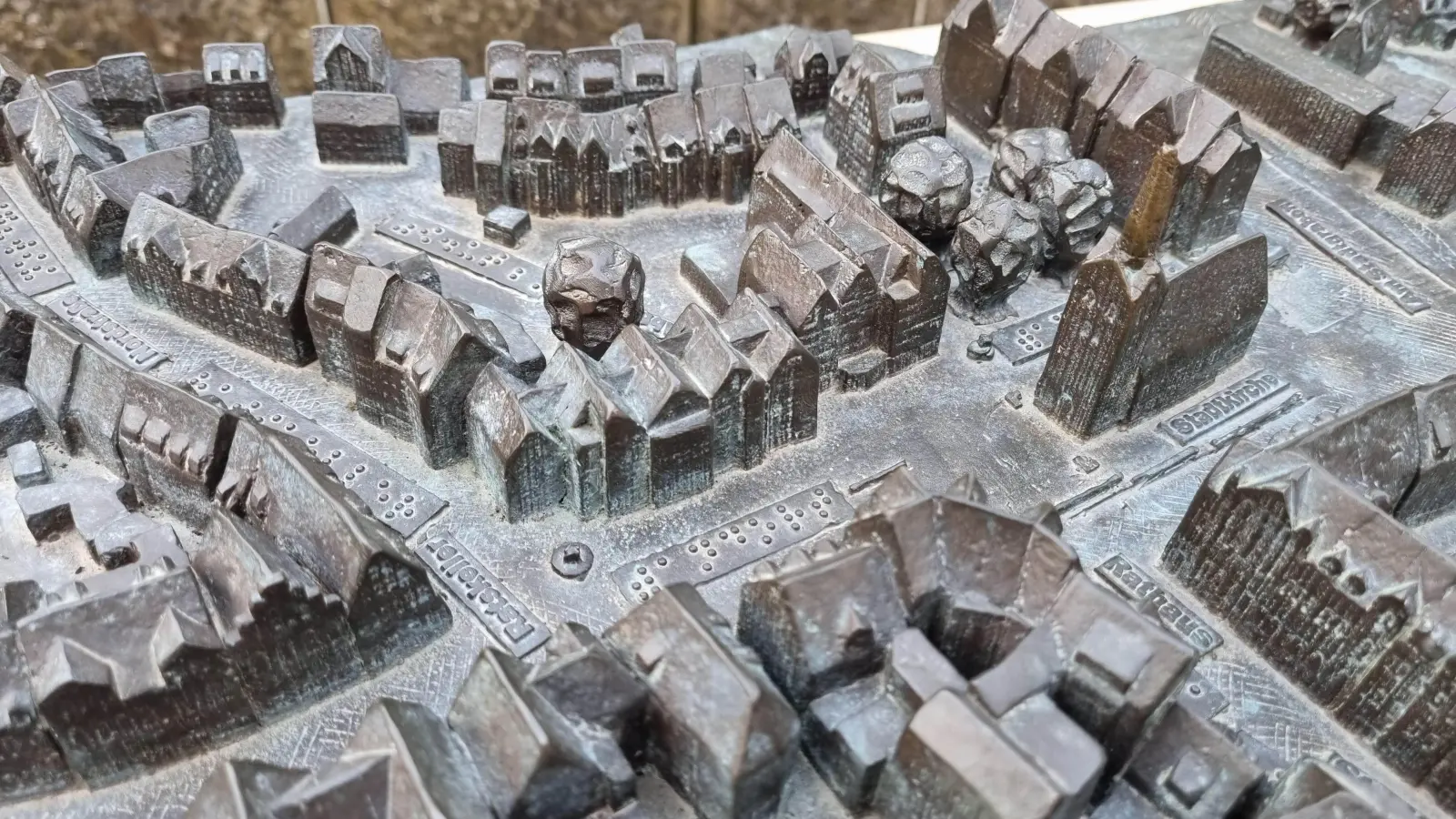 Am Bronzestadtmodell: Blick auf Stadtkirche und Innenstadt. (Foto: tau)