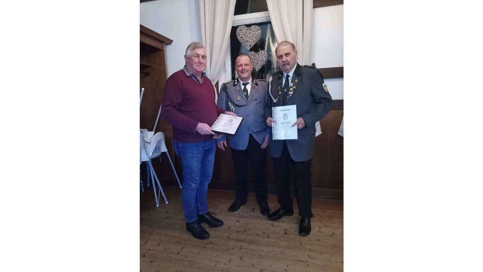 Carsten Hecht (Mitte) ehrt die verdienten Mitglieder Gerd Blanke (li.) und Walter Becker.  (Foto: privat)