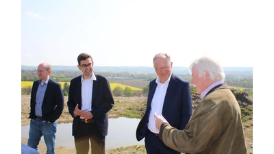 Mitinitiator Janning erläutert im April letzten Jahres Ministerpräsident Weil das PV-Projekt auf der Halde. (Foto: ab)