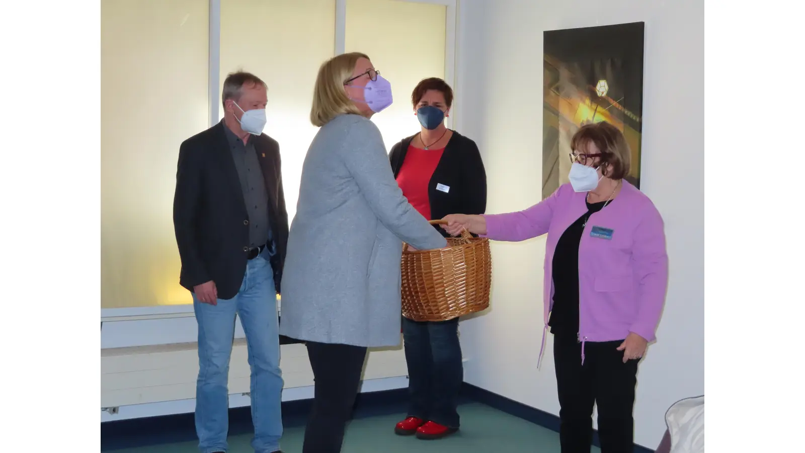 Wilfried Mundt (v. links) als Zieher der Lose, Nicole Janisch mischt die Lose vor der Ziehung im Beisein der Künstlerinnen Janine Gilbeau und Bruni Lemme. (Foto: gk)