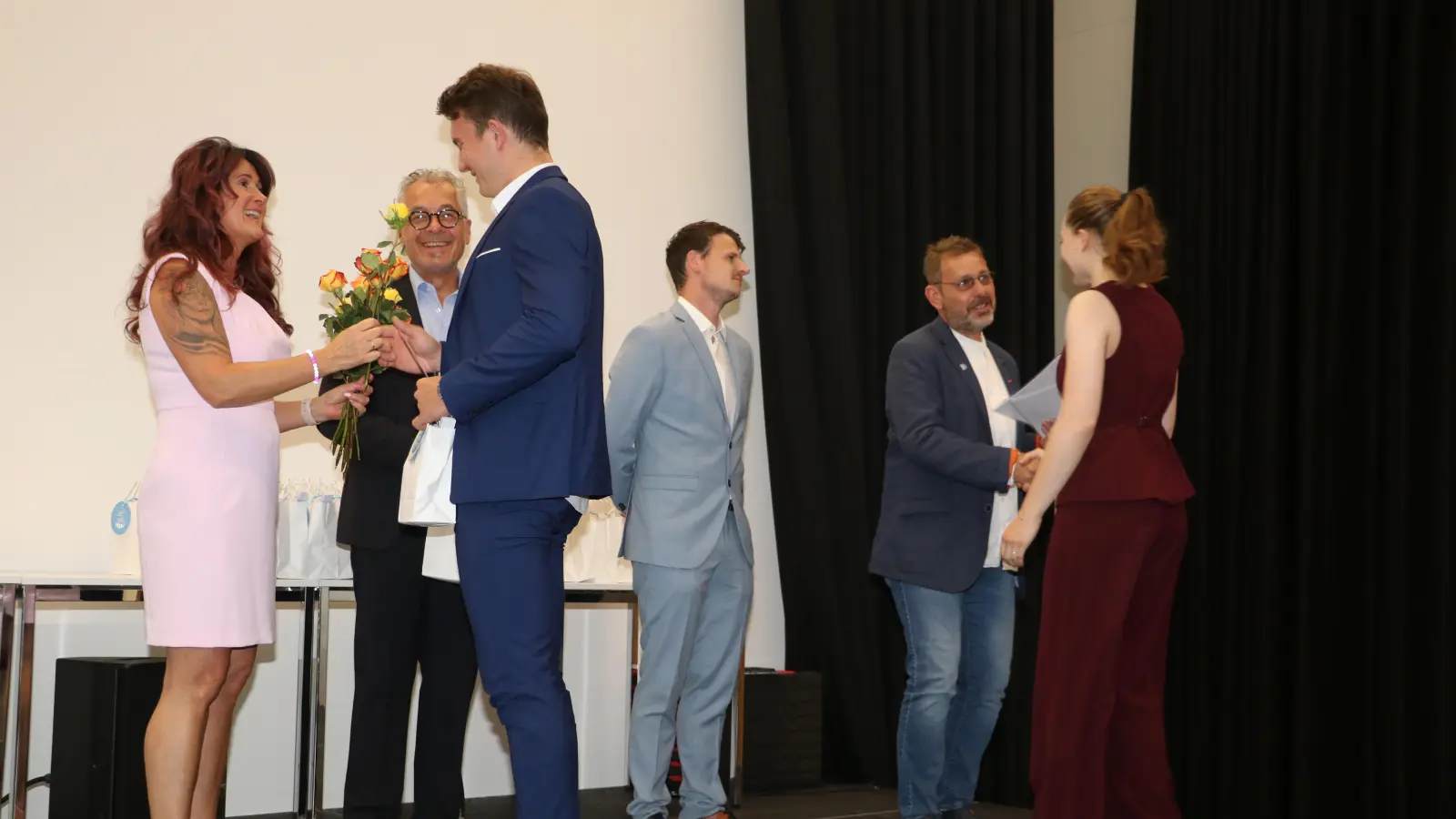 Freisprechung: Übergabe der Gesellenbriefe. (Foto: gi)