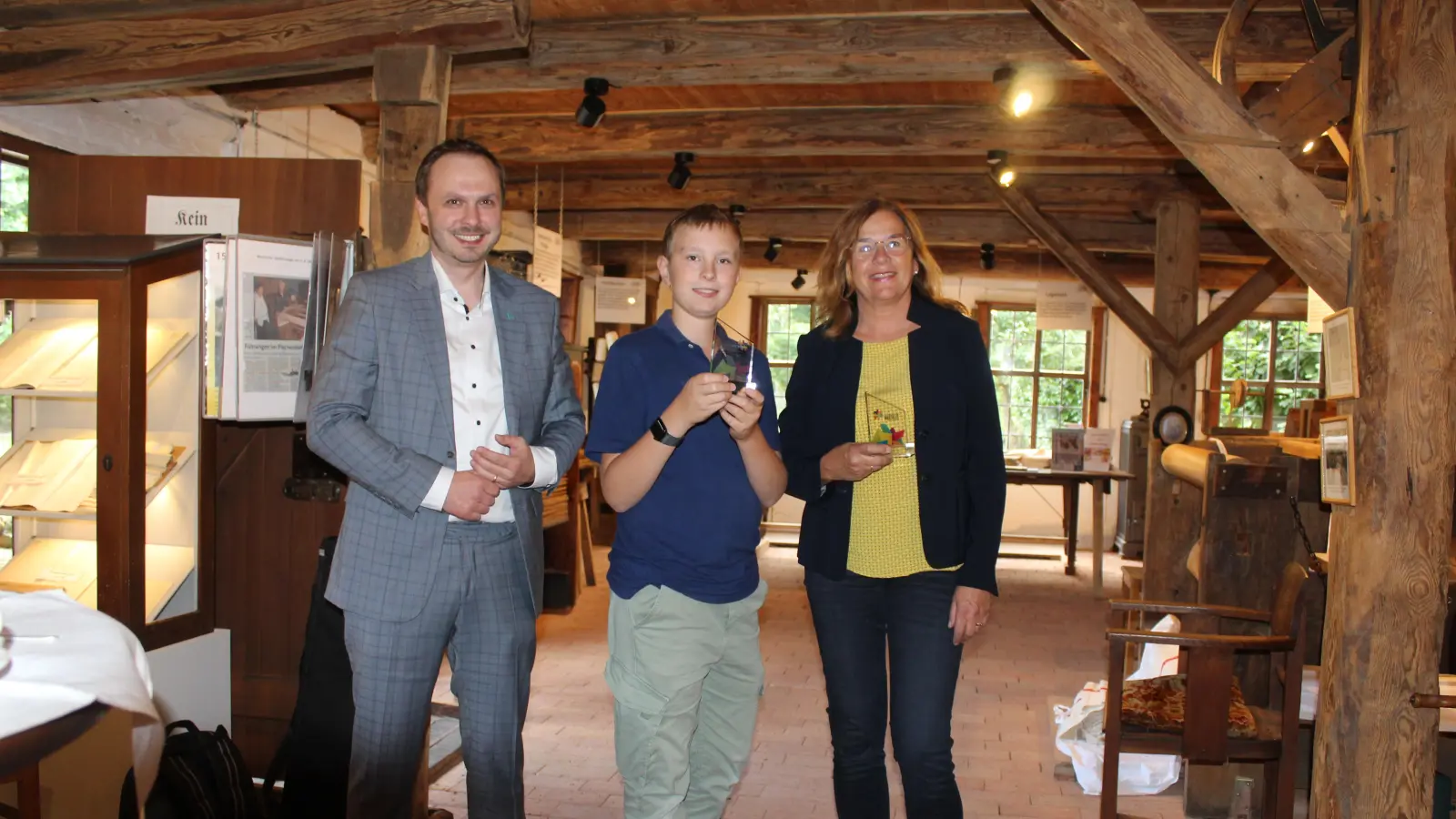 Freuen sich über die Preisverleihung (v.li.): Patrick Miles, Niklas Bredthauer und Wiebke Nickel. (Foto: wb)