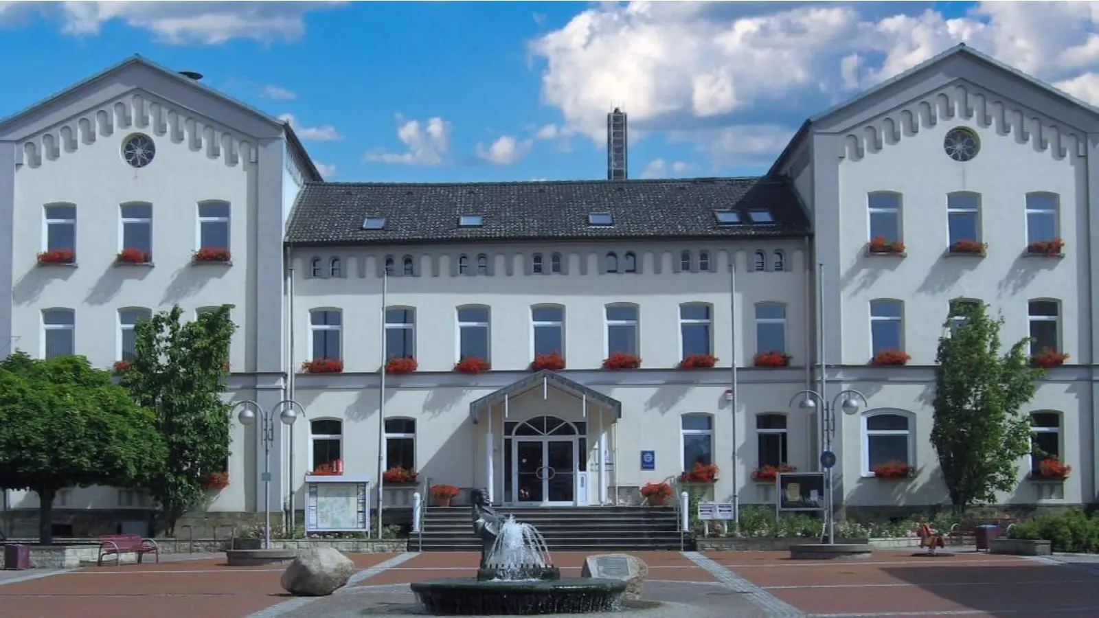 Das Rathaus soll saniert werden - aber zusätzliche Büroräume sind noch fraglich. (Foto: gk)