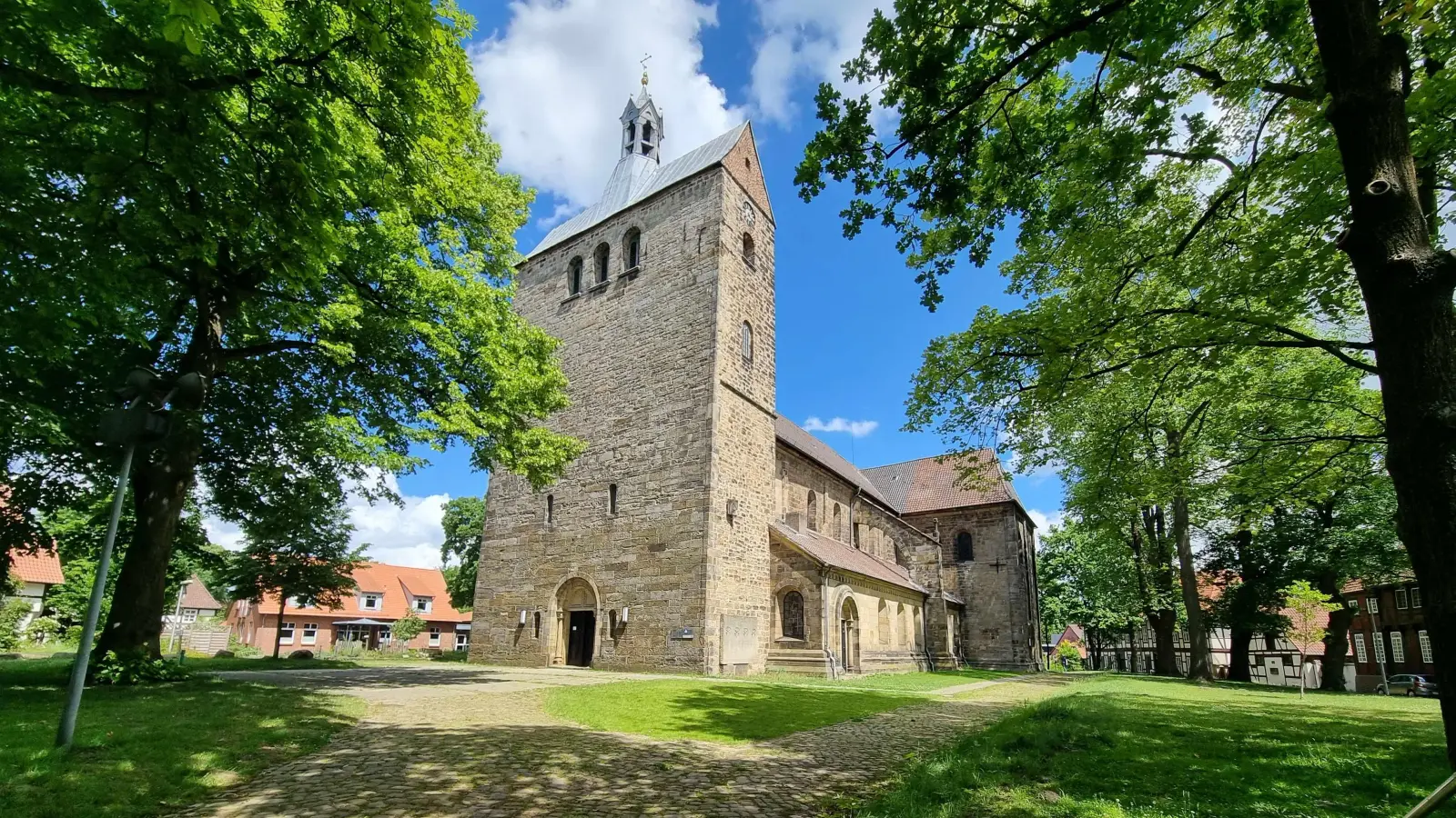 Ein geschichtsträchtiger Ort: Die Stiftskirche. (Foto: tau)