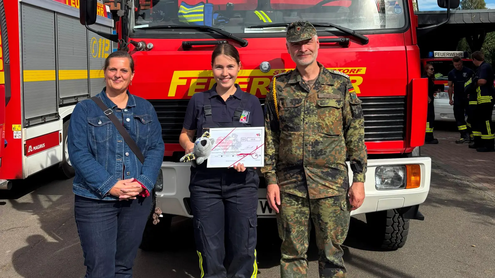 Spendenübergabe (v.li.): Carry Leriche, Ricarda Kübler und Mirko Neuhaus. (Foto: privat)