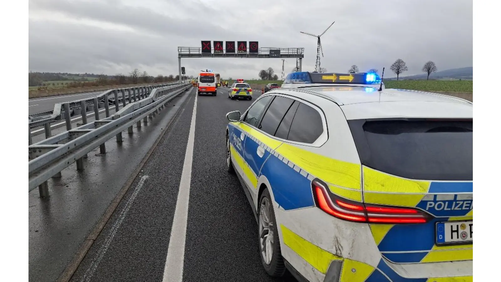 Einsatzkräfte an der Unfallstelle auf der A2 zwischen Lauenau und Rehren. (Foto: red)