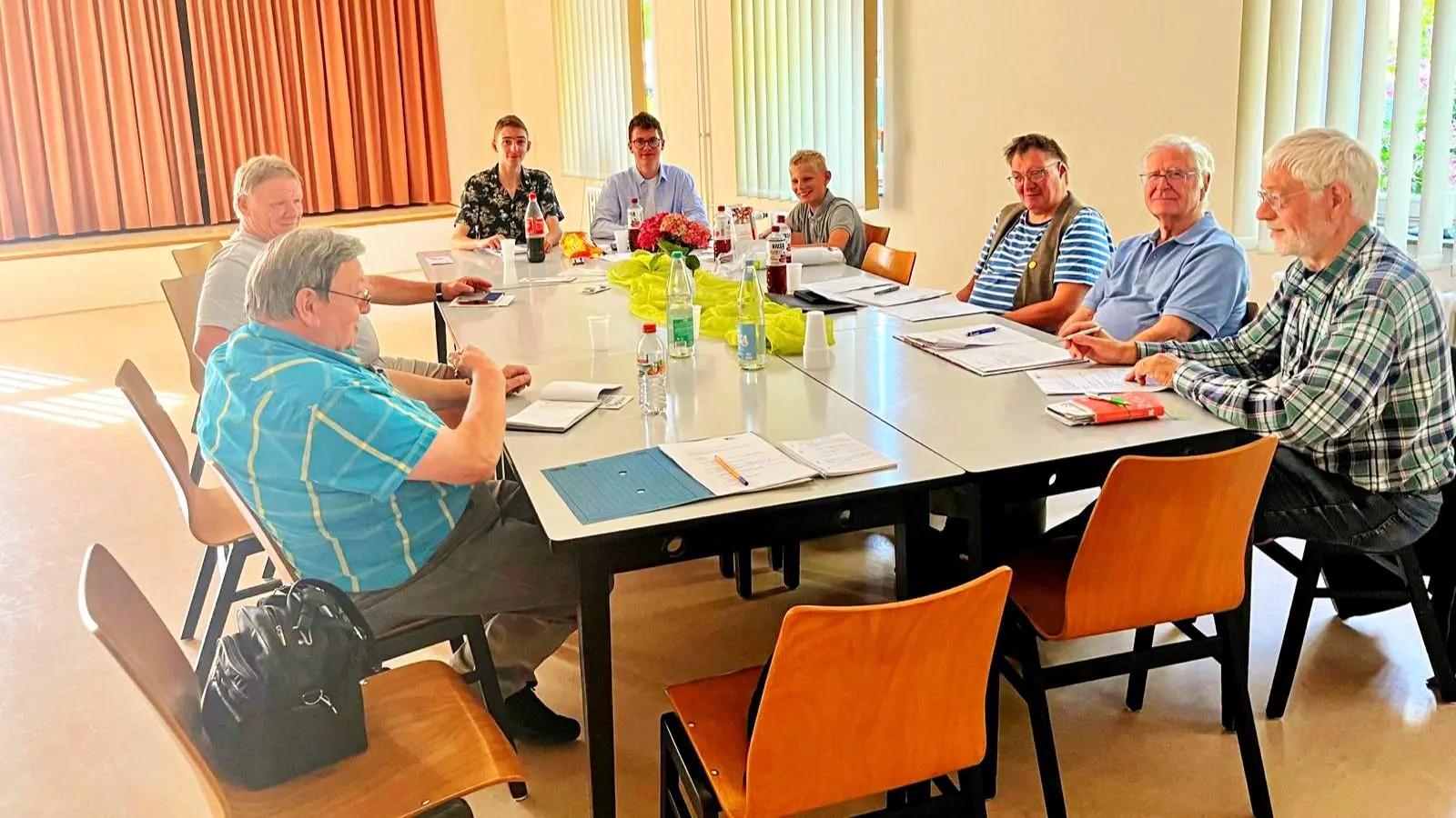 Jugendbeirat der Samtgemeinde und Ratsvertreter an einem Tisch. (Foto: privat)