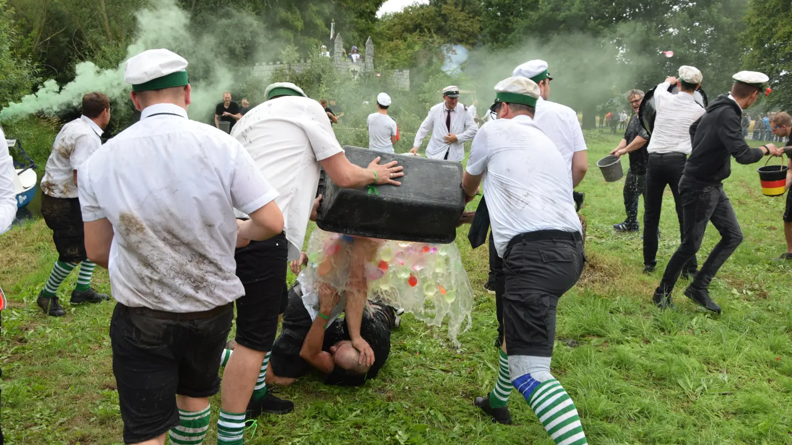 Schützenfestimpressionen von der „Schlacht im Exterfeld”. <br> (Foto: ste)