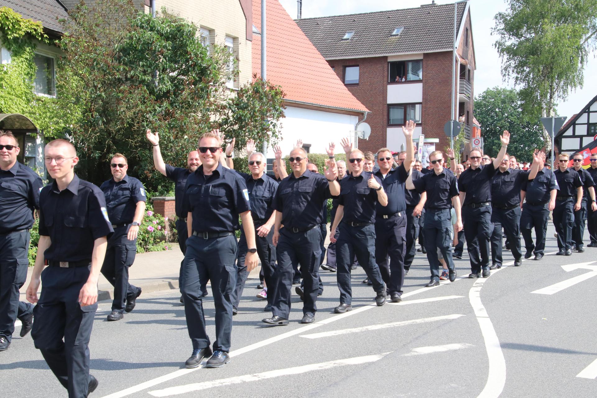 Die Wunstorfer Feuerwehr stellte die größte Gruppe. (Foto: gi)