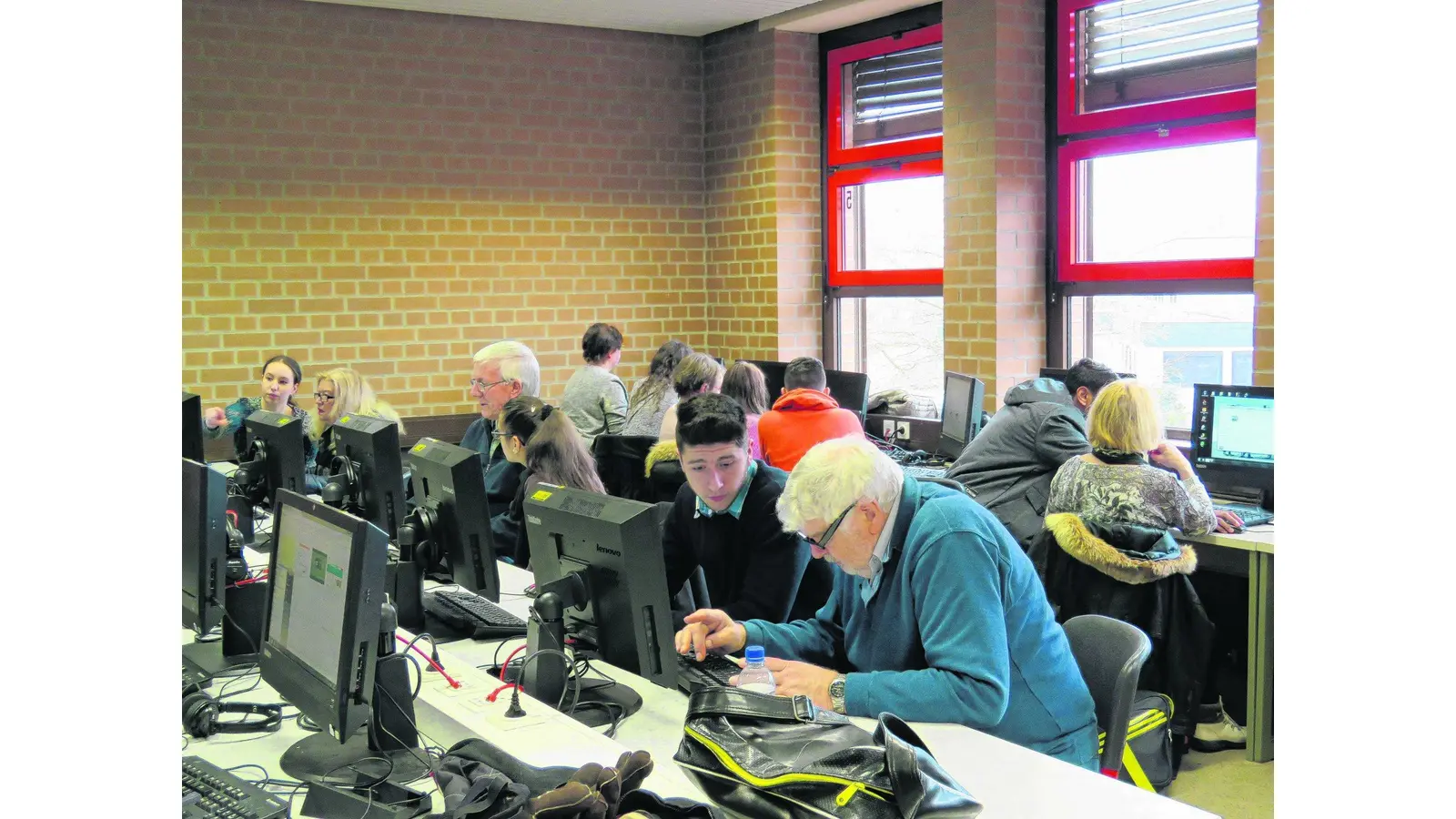 Schüler schulen Senioren (Foto: mk)