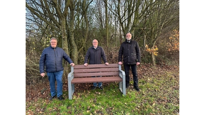 Bernd Gerberding (v. li.), Bürgermeister der Gemeinde Beckedorf, Manfred Völker, Vorsitzender des Senioren- und Behindertenbeirats und Jürgen Völkening, neuer Ortsverantwortlicher des Beirates für die Gemeinde Beckedorf begutachten die neue Bank. (Foto: privat)