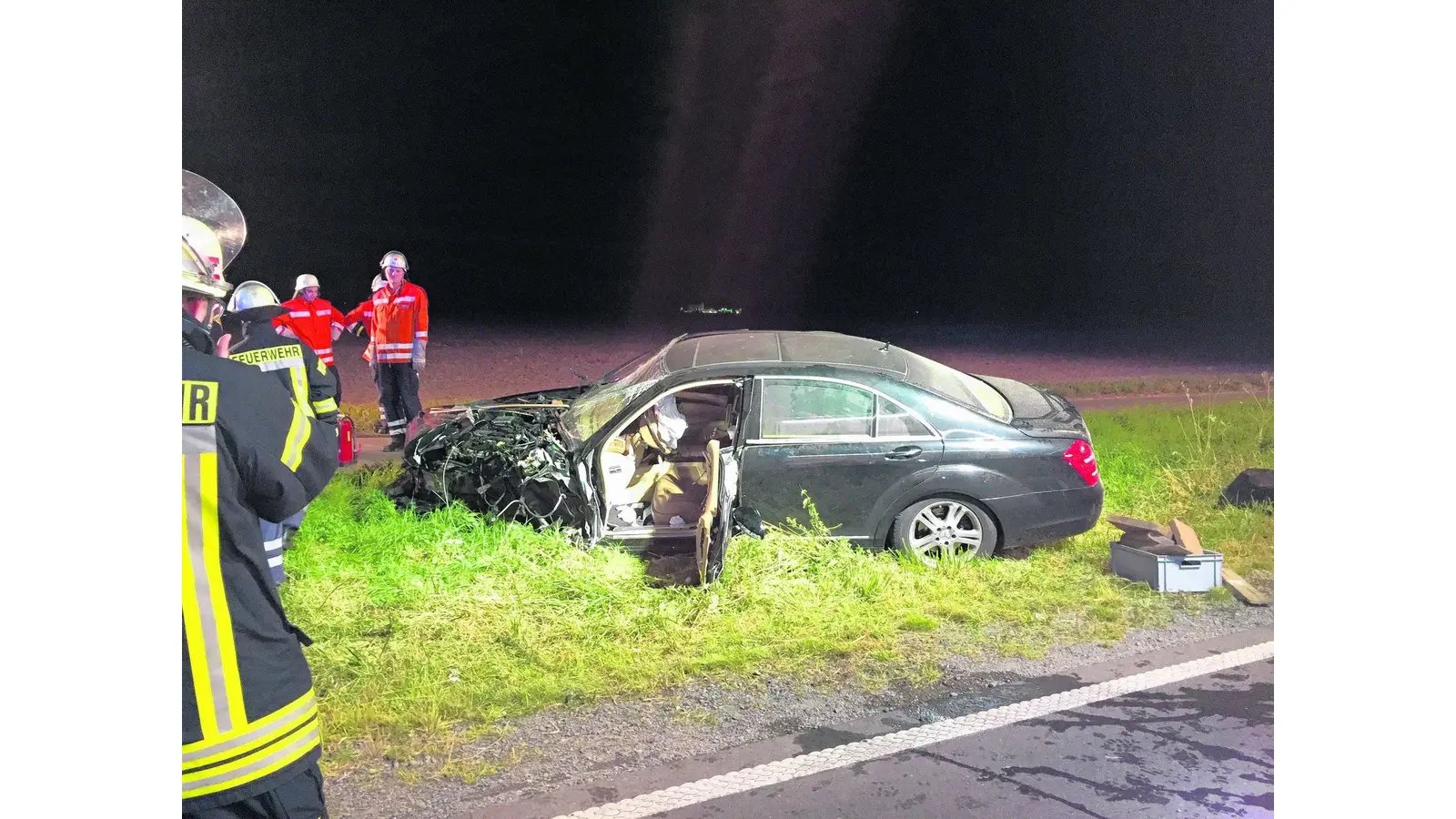Feuerwehr befreit Fahrer (Foto: gi)