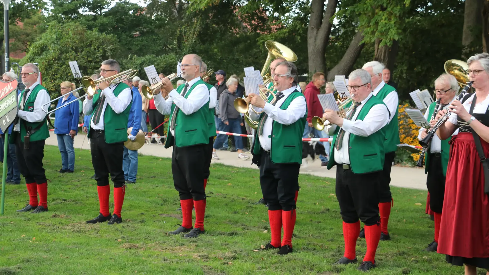 Die Original Calenberger beim Zapfenstreich für den Musikzug Steinhude.  (Foto: gi)