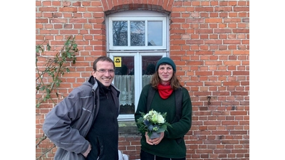 Thorsten Bockisch von der IgB Schaumburger Land beglückwünscht Zimmermeisterin Franziska Deneke zur erfolgreichen Ausbildung zur Restaurateurin im Handwerk. (Foto: privat)