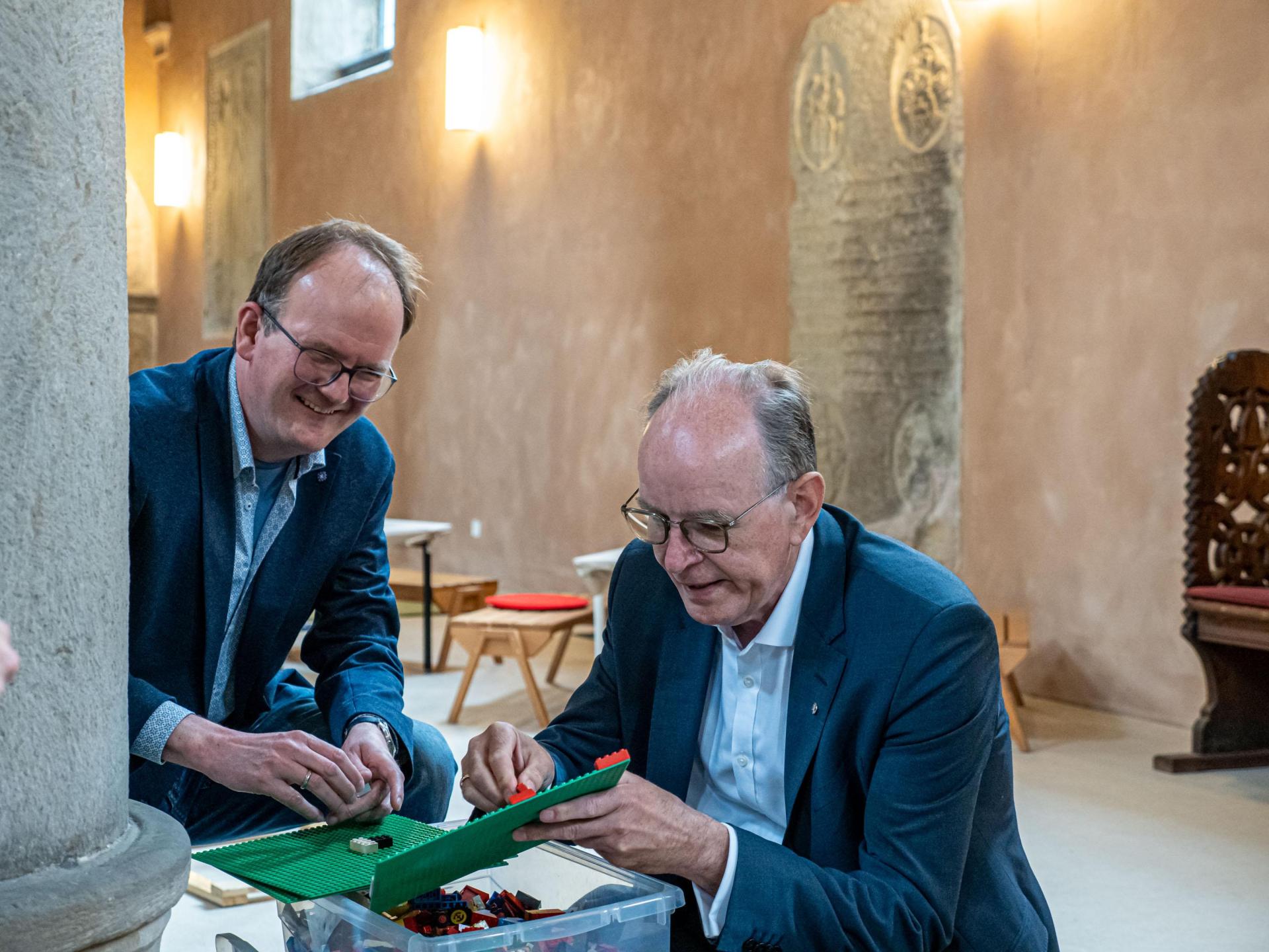 Mal wieder Kind sein: Superintendent Rainer Müller-Jödicke (li.) und Landesbischof Ralf Meister. (Foto: Mirko Bartels)