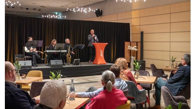 Landesgartenschau-Geschäftsführer Benjamin Lotz spricht auf dem Neujahrsempfang der Stadt Bad Nenndorf über den Fortschritt der Landesgartenschau (Foto: wk)