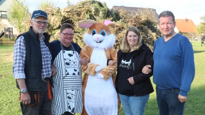 Der Osterfeuerhase mit Heinz Diele (v.li.), Karola Schweer, Carina Latzke und Thomas Rodewald. (Foto: gi)