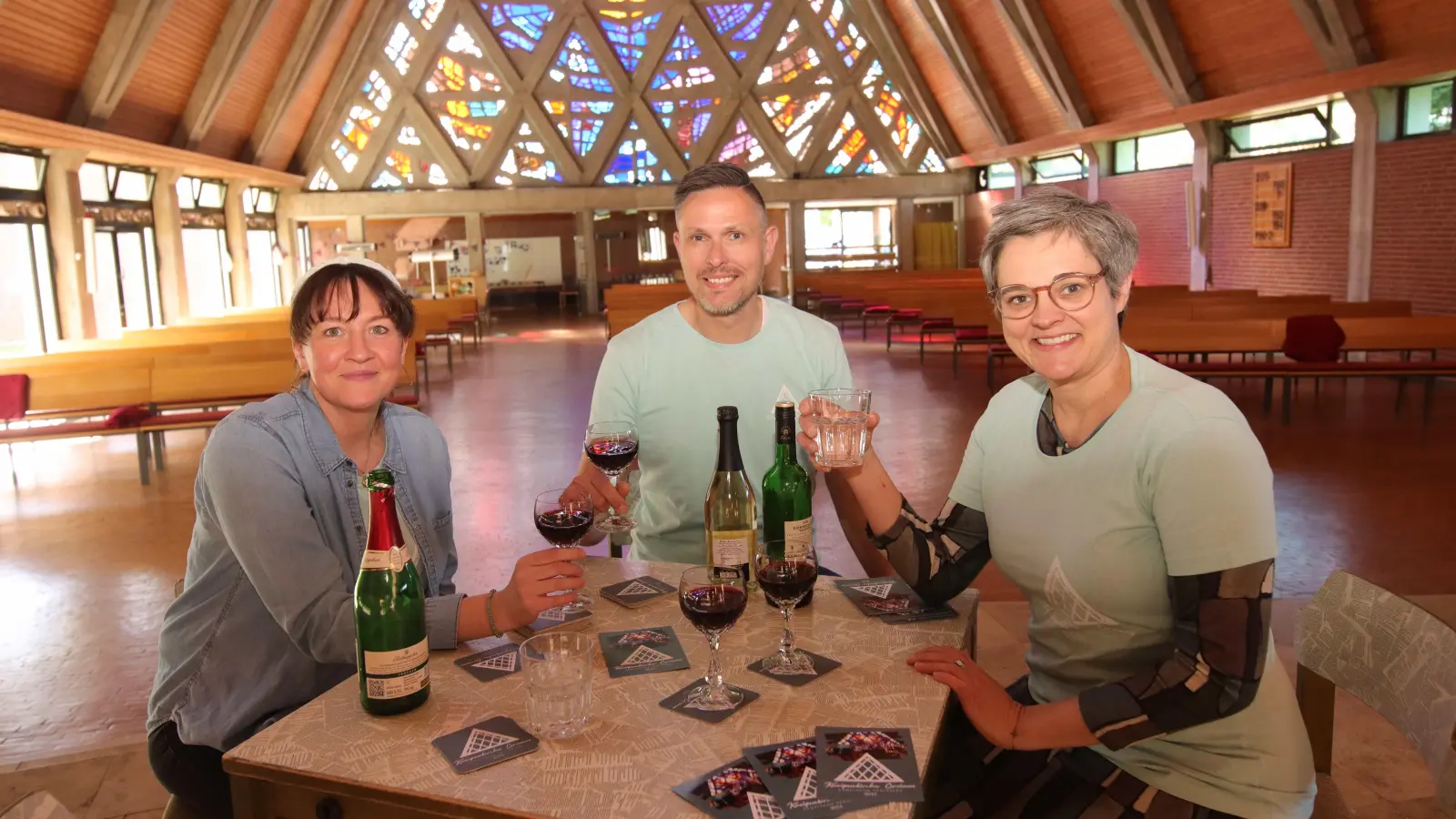 Stoßen in der Kirche an (v.li.): Elisabeth Behse, Heiko Reinhardt und Pastorin Franziska Oberheide. (Foto: tau)