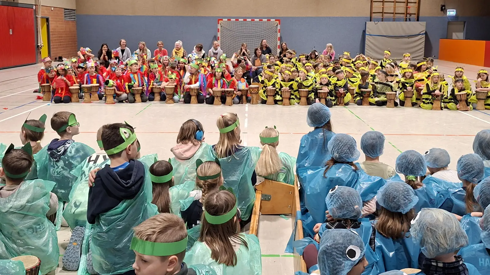 Oktopusse, Morgenlandkatzen, Bienen und bunte Papageien erfreuten sich und die Eltern mit ihrer Vorführung. (Foto: privat)