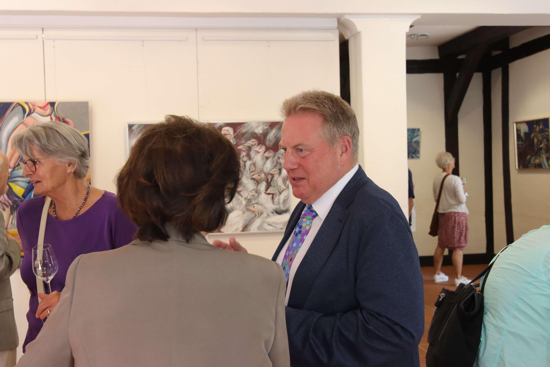 In Gesprächen: Der 2. Vorsitzende des Kunstvereins, Jobst Heizmann. (Foto: tau)